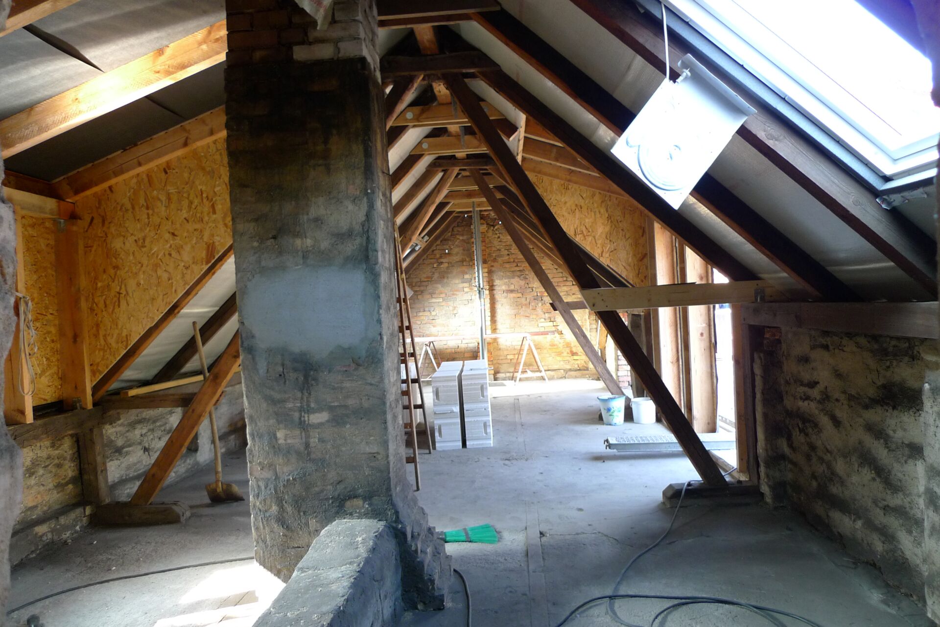 Dachausbau mit sichtbarer Holzkonstruktion und Dämmmaterial; professionelle Ausführung durch Weier Bau.