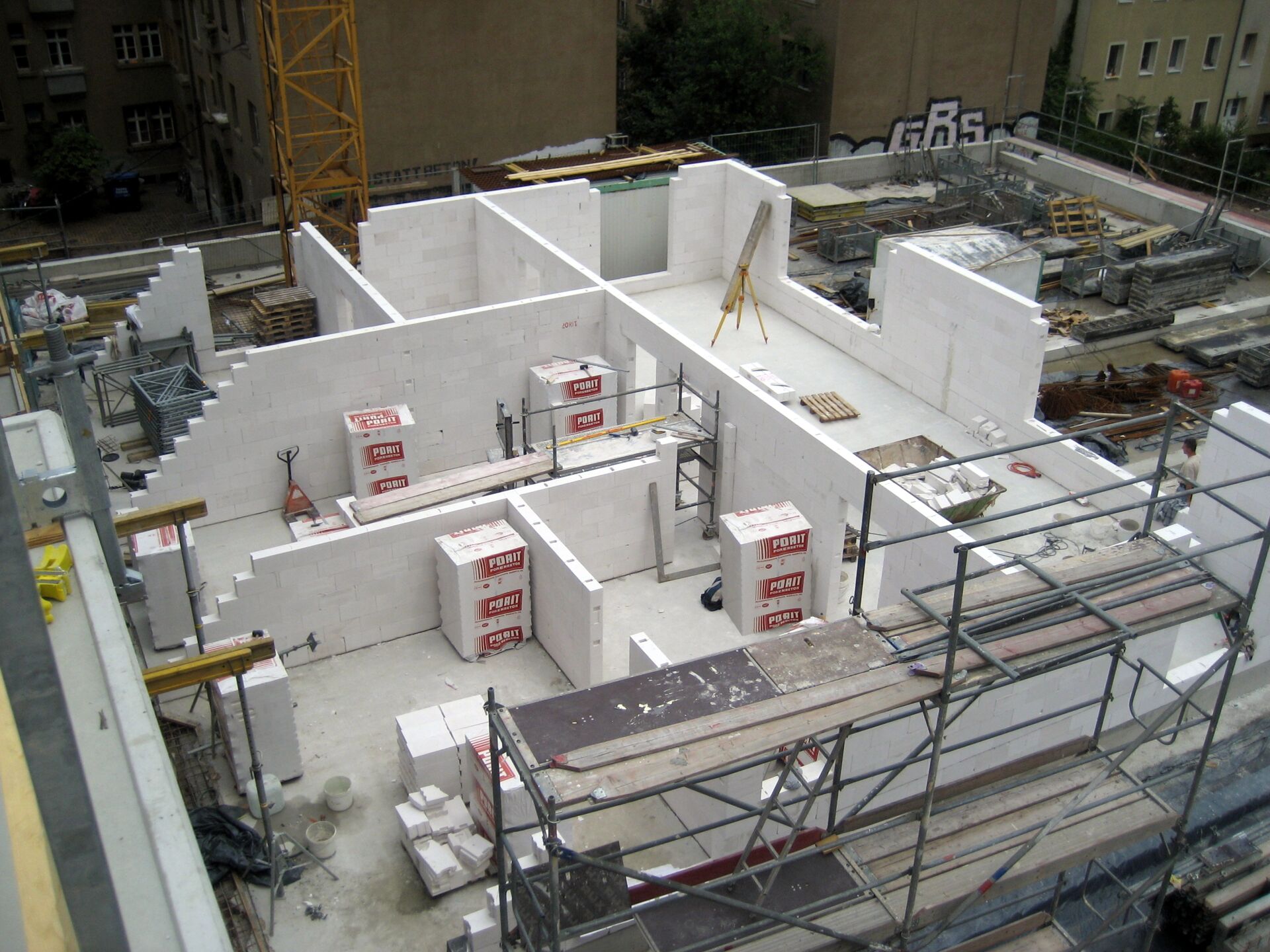 Rohbau eines mehrgeschossigen Gebäudes, Blick auf Innenwände und Baustelleneinrichtung; ausgeführt durch Weier Bau.