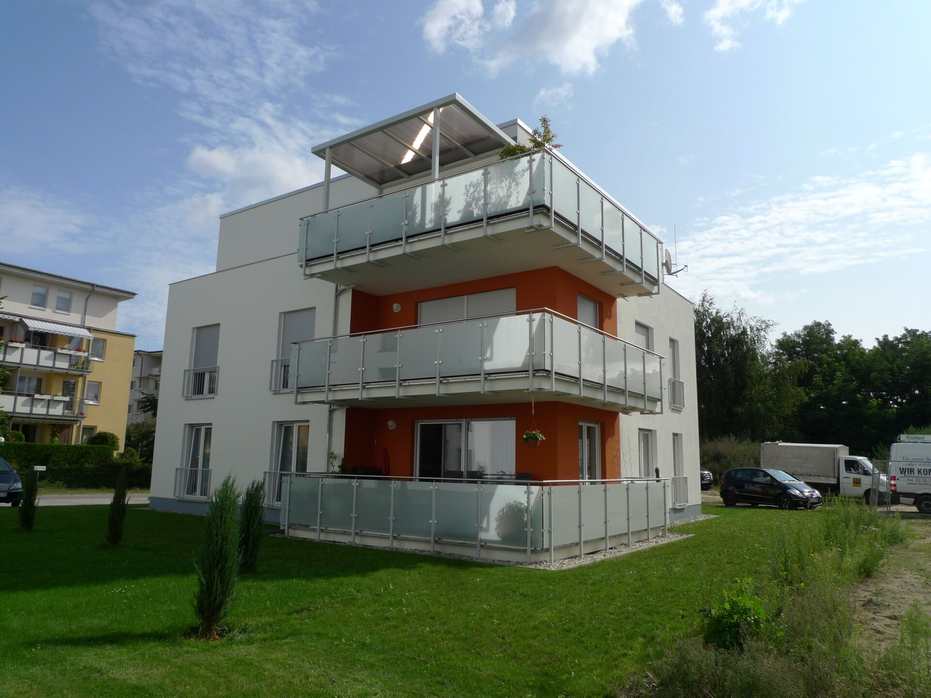 Neues Mehrfamilienhaus mit modernen Balkonen, gebaut von Weier Bau.